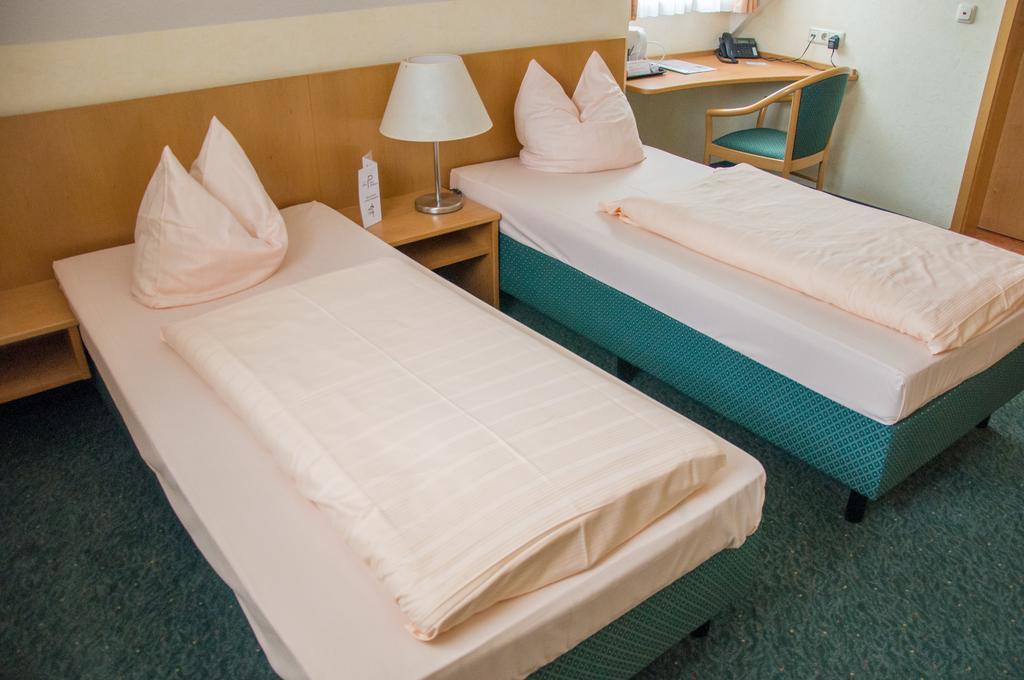 Hotel Domizil Alte Post Püttlingen Zimmer foto